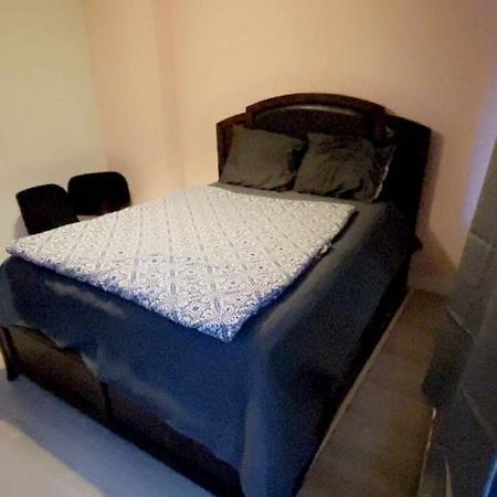 Private Double Bed Room Only With Balcony In Apartment Rotterdam Exteriör bild