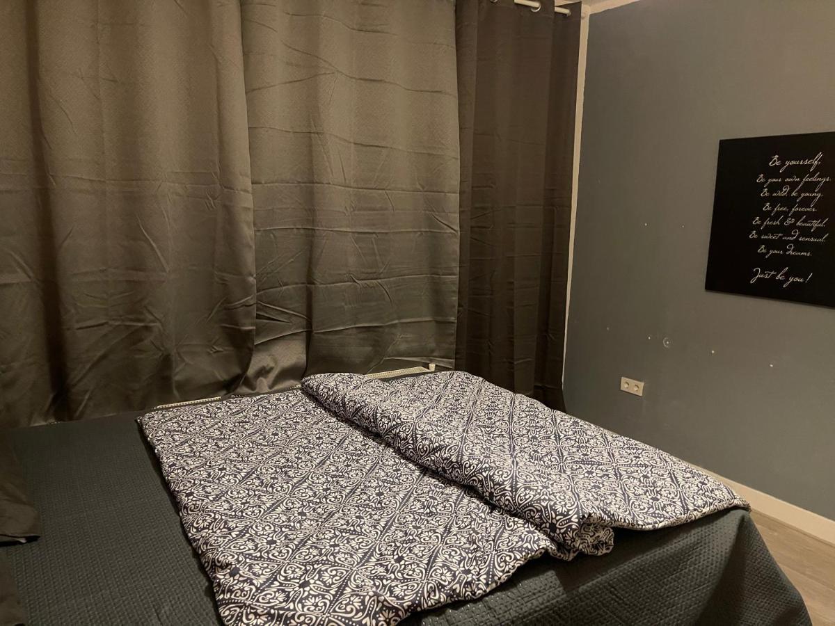 Private Double Bed Room Only With Balcony In Apartment Rotterdam Exteriör bild